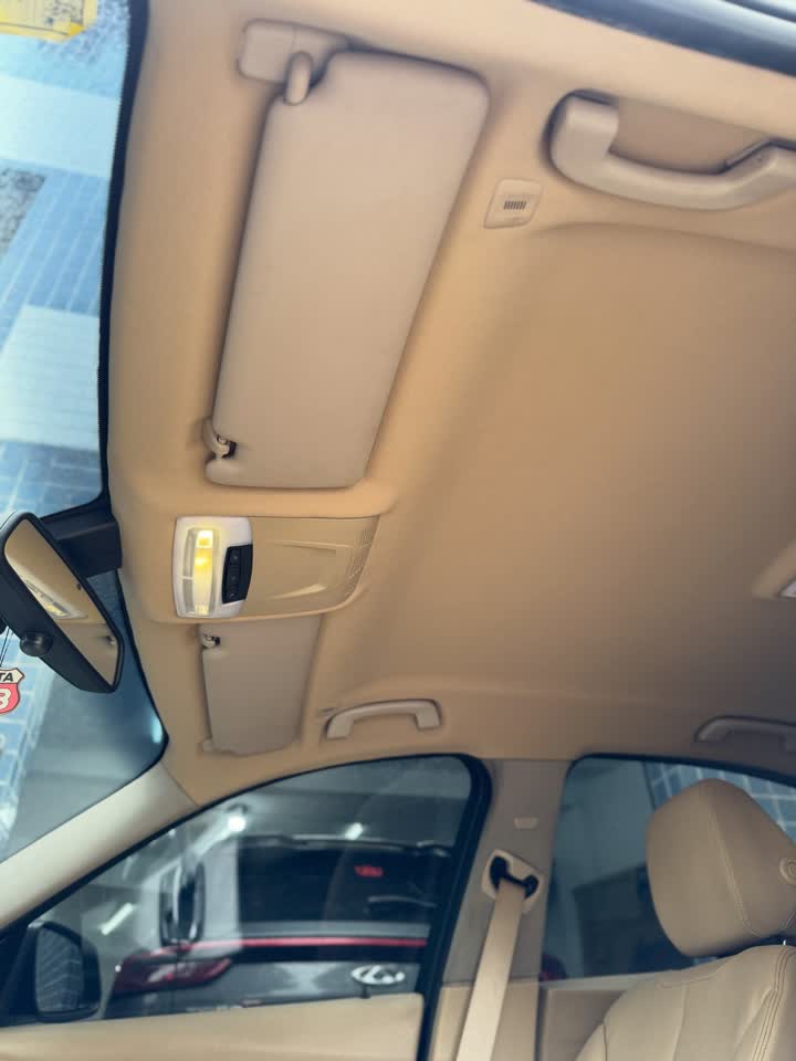Forro de teto bege refeito numa BMW 320i