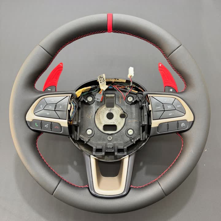 Volante forrado em sintético premium com costura vermelha