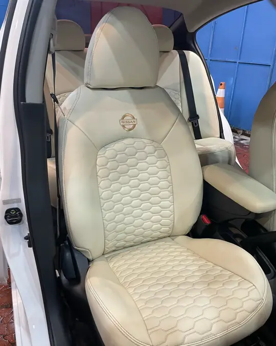 Nissan Versa: bancos · portas