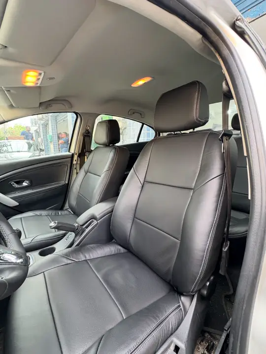 Renault Fluence: bancos · portas · teto · volante
